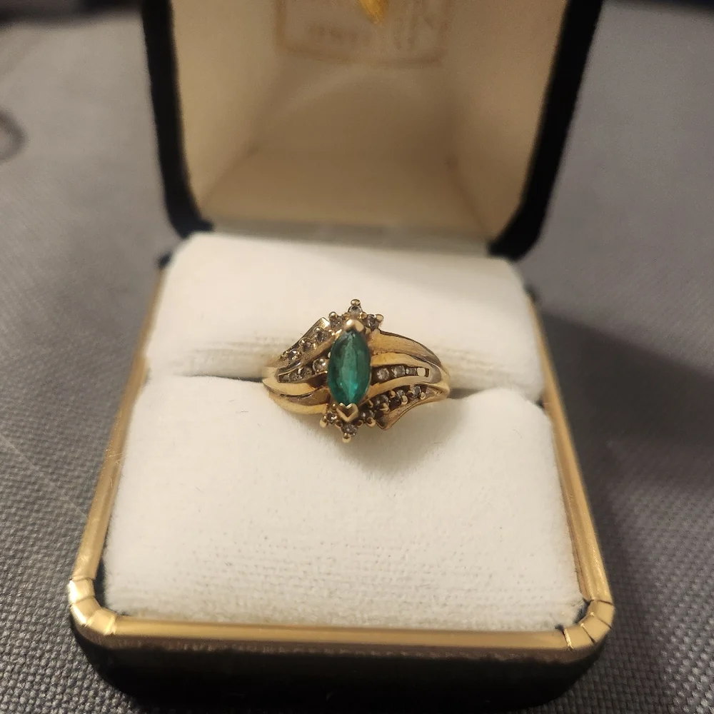 Vintage 10K Gold Emerald & Diamond Ring – Marquise Cut – GTR